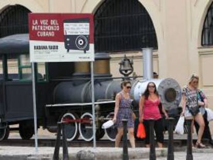 Imagen de unos turistas caminando por una calle de La Habana vieja. EFE/Archivo