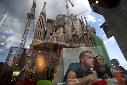 Unos turistas observan la Sagrada Familia.