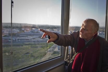 Antonio López, ayer desde una de las torres de Torneo Parque Empresarial, ante una de las posibles vistas de Sevilla que pintará.