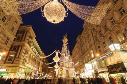 La zona peatonal Graben, en el centro histórico de Viena, con luces de navidad. El centro de la capital austriaca cuenta con cerca de un millón de luces LED estos días. Graben es una de las mayores atracciones, pero también vale la pena acercarse a Michaelerplatz y Stephansplatz, y pasear por las calles de Kärntner y Rotenturm. En el camino, puestos de 'glühwein' (vino caliente) y almendras tostadas.