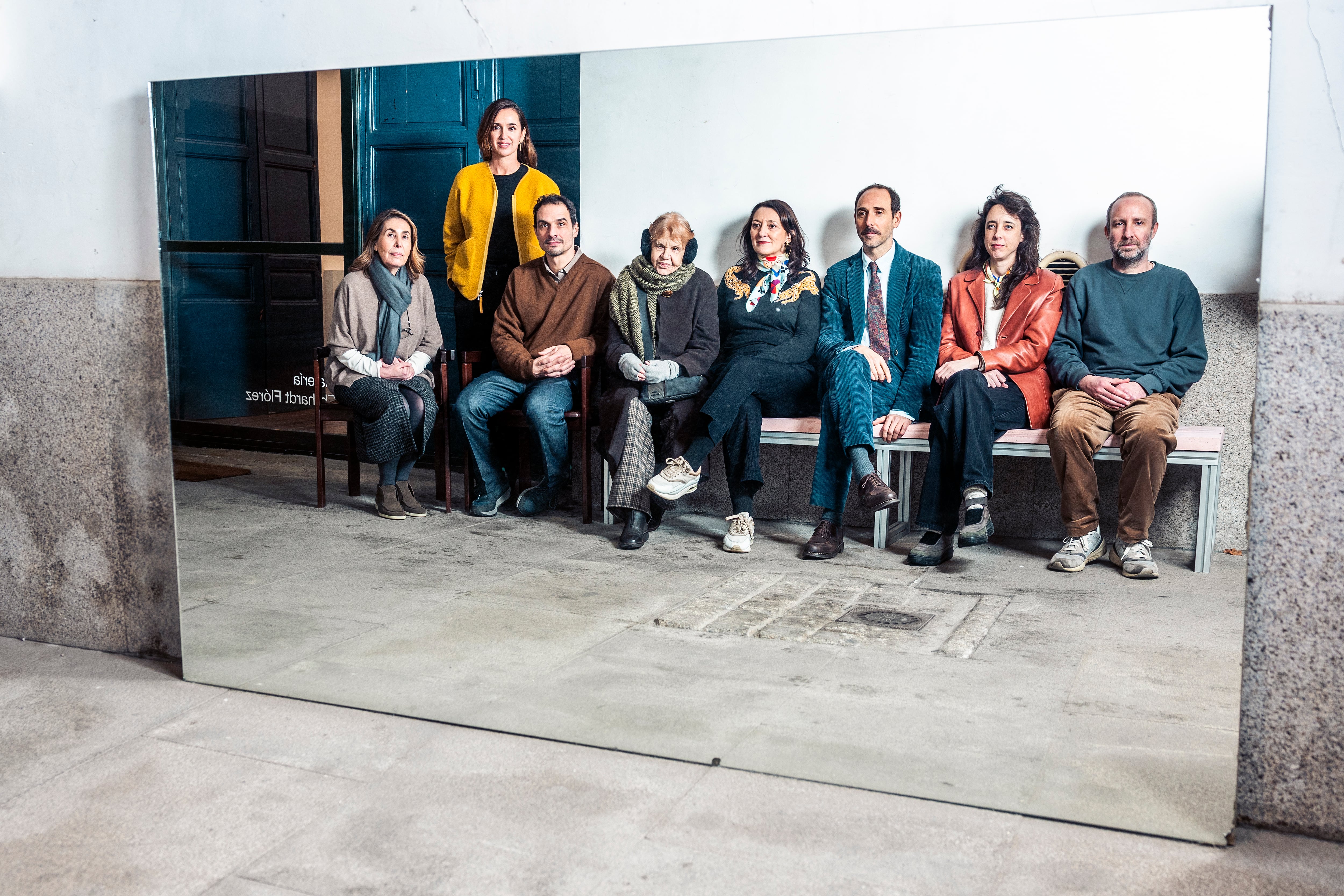 De izquierda a derecha, Elvira Mignoni (galería Elvira González), Inés López-Quesada (Travesía Cuatro), los artistas Kiko Pérez y Eva Lootz, Olga Adelantado (galería Luis Adelantado), Pablo Flórez (Ehrhardt Flórez) y los artistas Elena Alonso y Antonio Ballester Moreno, en la galería Ehrhardt Flórez, en Madrid.