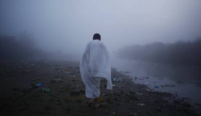 Un devoto nepalés camina hacia el río Bagmati para hacer un ritual durante el festival 'Gaya Aunsi' en Katmandú.