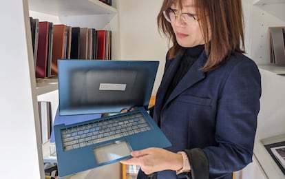 Ashley Xu, directora general de diseño CMF de Lenovo, muestra la carcasa de un portátil.