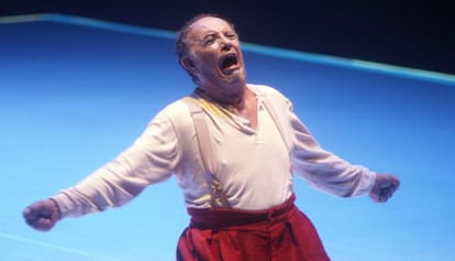 El barítono en el escenario del Real durante una escena de 'Rigoletto'.