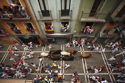 Los toros de la ganadería andaluza de Núñez del Cuvillo, nobles y con fama de rápidos, han protagonizado este jueves el séptimo y penúltimo encierro de los Sanfermines 2017.
