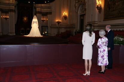 La reina Isabel II y la duquesa de Cambridge, Catalina, han sido las primeras visitantes a la exposición, que abrirá al público mañana.