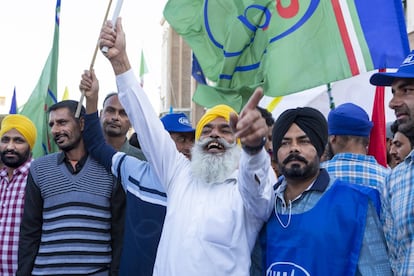 Un grupo de manifestantes contra los abusos de la contratación ilegal, en octubre de 2019. Una de las mayores batallas es dotar a la comunidad india de herramientas de protección sindical y laboral.