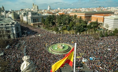 Vista general de la manifestación en defensa de la sanidad pública en la plaza de Cibeles, este domingo. Actualmente, 4.240 médicos de Familia y 720 pediatras de atención primaria sostienen una huelga desde el 21 de noviembre. Los médicos, entre otras cosas, piden al Gobierno de Isabel Díaz Ayuso cosas tan revolucionarias como 10 minutos para ver a un paciente.