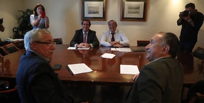 En primer término, los secretarios generales de CC OO, Ignacio Fernández Toxo, y de UGT, Pepe Álvarez. Sentandos detrás, los presidentes de Cepyme, Antonio Garamendi, y de CEOE, Juan Rosell