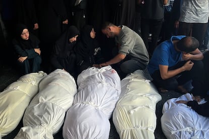 Varias personas lloran por los palestinos muertos durante un ataque israelí contra una escuela que albergaba a desplazados en el barrio de Zaytoun, Gaza, este sábado.