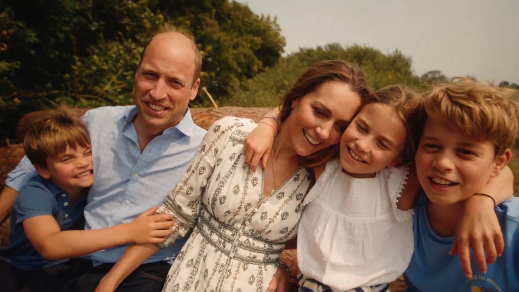 Sobre casas reales, estrellas del pop, rupturas y bodas sonadas: lo que ha dado de sí el mundo del corazón en 2024 1 Guillermo de Inglaterra y Catalina, con sus hijos Luis, Carlota y Jorge, en el vídeo que anuncia el fin del tratamiento de quimioterapia de la princesa de Gales