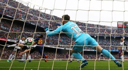 Samuel Umtiti marca el segundo del Barcelona.