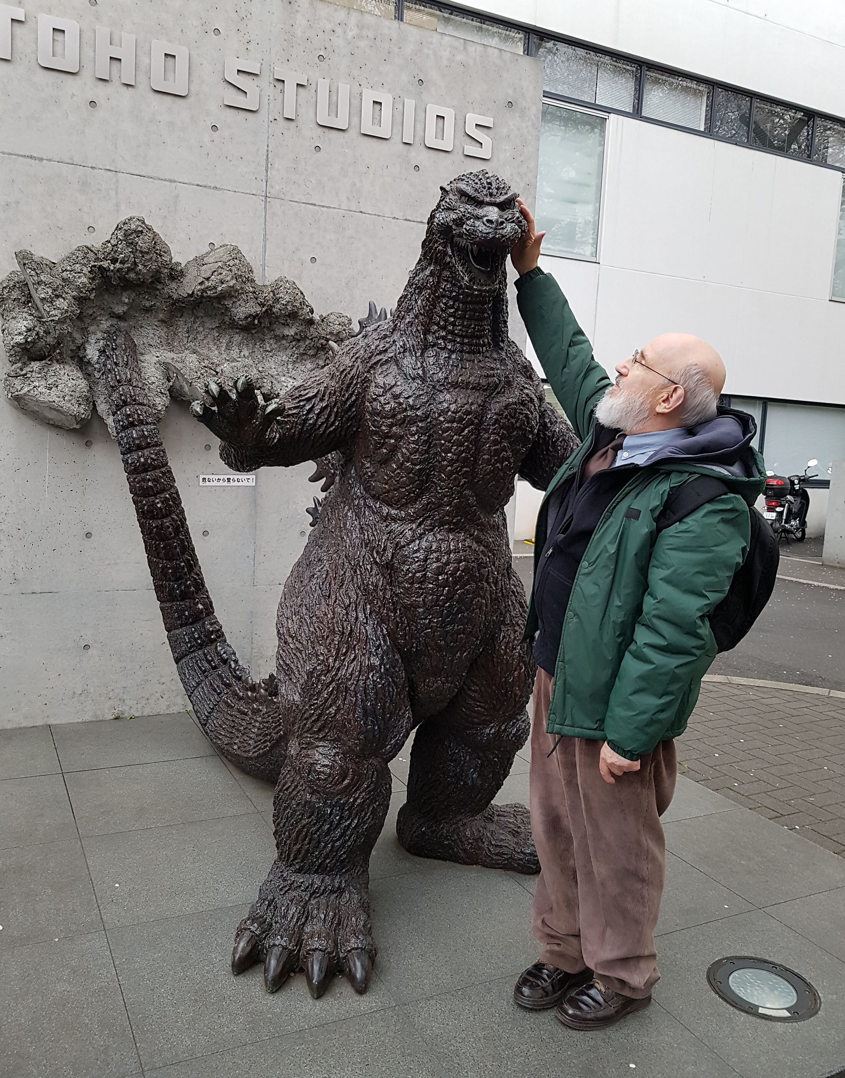 El paleontólogo José Luis Sanz con Godzilla.