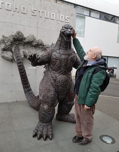 El paleontólogo José Luis Sanz con Godzilla.