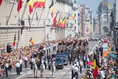 Los belgas se han volcado en los actos celebrados con motivo de la entronización del rey Felipe I. En la foto, la gente espera el paso de la comitiva real de camino al palacio.