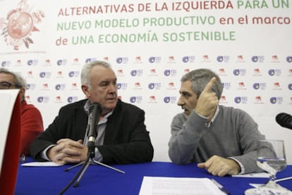 El coordinador general de Izquierda Unida, Cayo Lara (izquierda) conversa con el portavoz de la formación en el Congreso, Gaspar Llamazares, durante las "Jornadas de Izquierda Unida para un nuevo modelo productivo en el marco de una economía sostenible" que se celebran este fin de semana en Madrid.