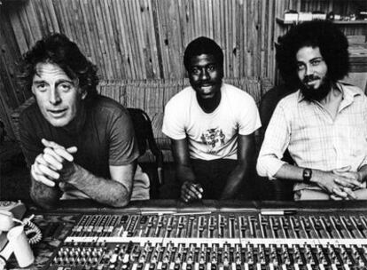 Chris Blackwell, a la izquierda, en  un estudio jamaicano con Toots & The Maytals en los  años setenta.