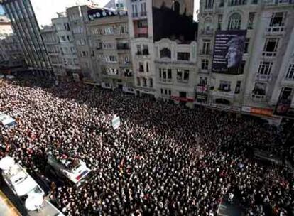 Miles de personas marchan por las calles de Estambul para despedir al periodista Hrant Dink.