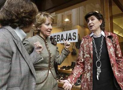 Esperanza Aguirre y María San Gil, durante su visita a Getxo.