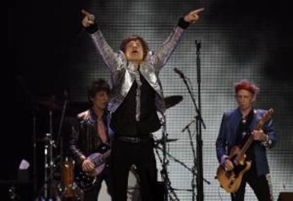 Los integrantes del grupo británico The Rolling Stones Mick Jagger (cent.), Ronnie Wood (izq.) y Keith Richards (der.) durante un concierto. EFE/Archivo