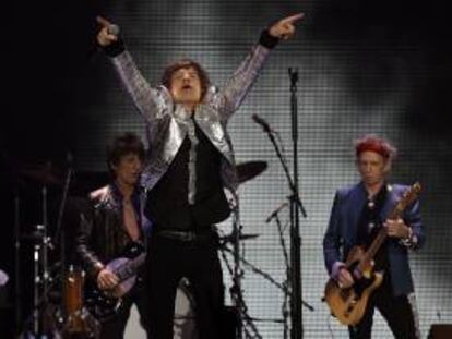 Los integrantes del grupo británico The Rolling Stones Mick Jagger (cent.), Ronnie Wood (izq.) y Keith Richards (der.) durante un concierto. EFE/Archivo