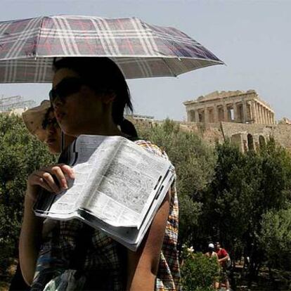 Unas turistas se protegen del calor en Atenas