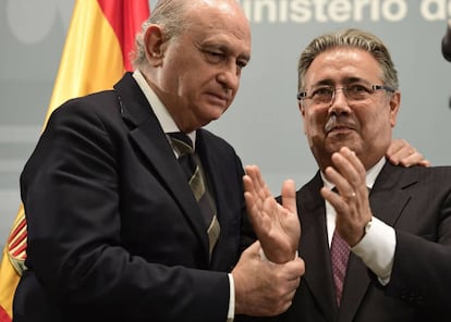 Jorge Fern&aacute;ndez D&iacute;az (izquierda) y su sucesor en Interior, Juan Ignacio Zoido.