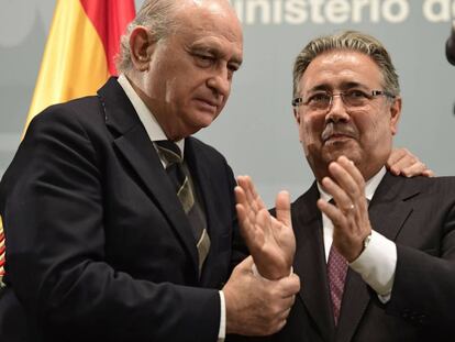 Jorge Fern&aacute;ndez D&iacute;az (izquierda) y su sucesor en Interior, Juan Ignacio Zoido.