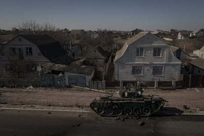 Un tanque destruido junto a varias viviendas en Brovary, al norte de Kiev. El principal asesor económico del Gobierno de Ucrania ha informado este jueves que la invasión ha dañado las infraestructuras del país por valor de unos 90.000 millones de euros.