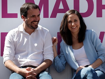 La secretaria general de Podemos, Ione Belarra, y el coordinador federal de IU, Alberto Garzón, este martes en un acto con sus candidatos en el barrio de Malasaña, en Madrid.