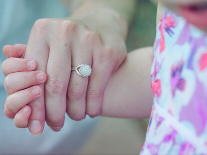 Sí, las joyas hechas con leche materna existen (y arrasan en EE UU)