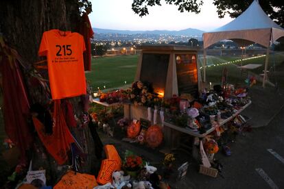 Altar en el lugar donde se halló la fosa con 215 cuerpos de niños indígenas en Canadá.