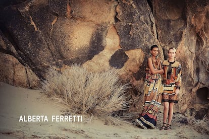 ALBERTA FERRETTI: PRIMAVERA-VERANO 2016. La diseñadora italiana confió varias de sus campañas a Lindbergh. En la imagen, Amber Valletta y Liya Kebede posando para él en el verano de 2016.