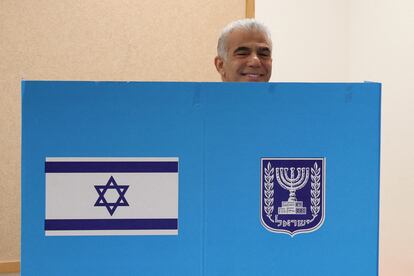 Yair Lapid sonrie esta mañana en un colegio electoral de Tel Aviv.