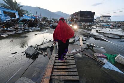 Una mujer camina por una zona devastada en Palu.