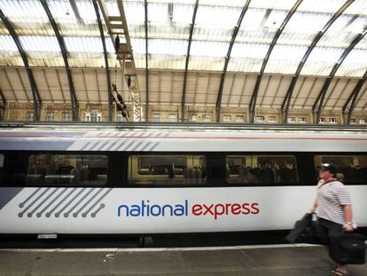 Tren de National Express en la estación de Kings Cross, Londres