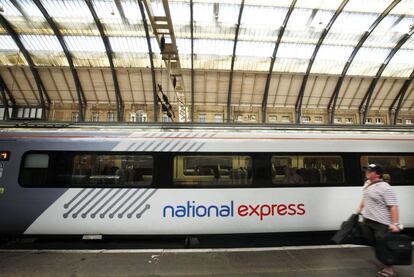 Tren de National Express en la estación de Kings Cross, Londres