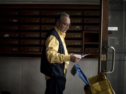 Juan Tamayo lleva 33 años trabajando como cartero.