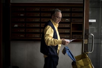 Juan Tamayo lleva 33 años trabajando como cartero.