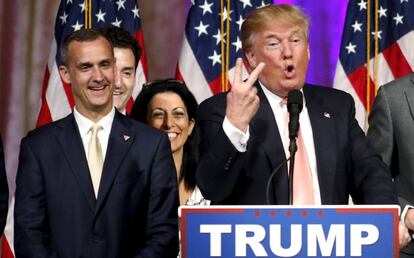 El hasta ahora jefe de campa&ntilde;a de Trump, Corey Lewandowski, a la izquierda del magnate en un acto del pasado marzo.