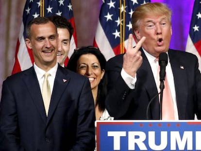 El hasta ahora jefe de campa&ntilde;a de Trump, Corey Lewandowski, a la izquierda del magnate en un acto del pasado marzo.