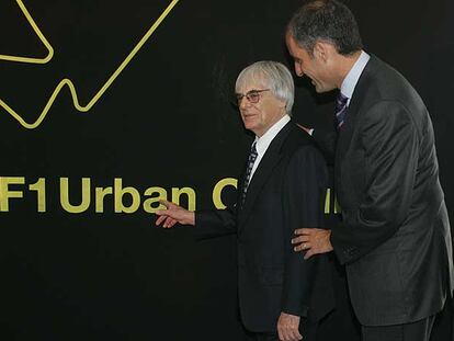 Bernie Ecclestone, a la izquierda, junto a Francisco Camps, ayer en Valencia.