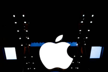 Logo de la compañía Apple en una de sus tiendas en París, en marzo de 2024.