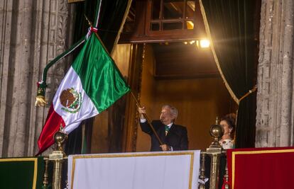 El presidente Andrés Manuel López Obrador, acompañado de su esposa, Beatriz Gutiérrez Müiller, da el tradicional grito de independencia desde el balcón presidencial del palacio nacional.