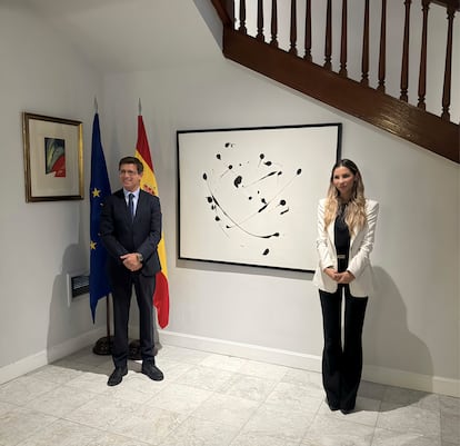 Carla Gia, en la Embajada española en Emiratos Árabes Unidos, con el embajador Emilio Pin Godos, ante la obra 'Paws'.