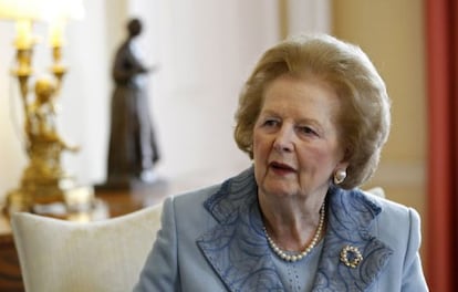 Imagen de 2010 de Margaret Thatcher, durante una reunión con Cameron.