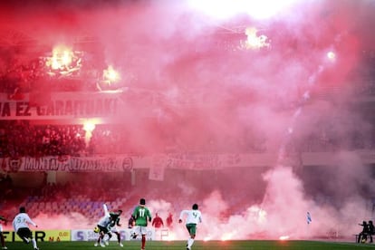 Varias bengalas caen al terreno de juego durante el partido que la selección de Euskadi y de Bolivia disputaron el año pasado en Anoeta.