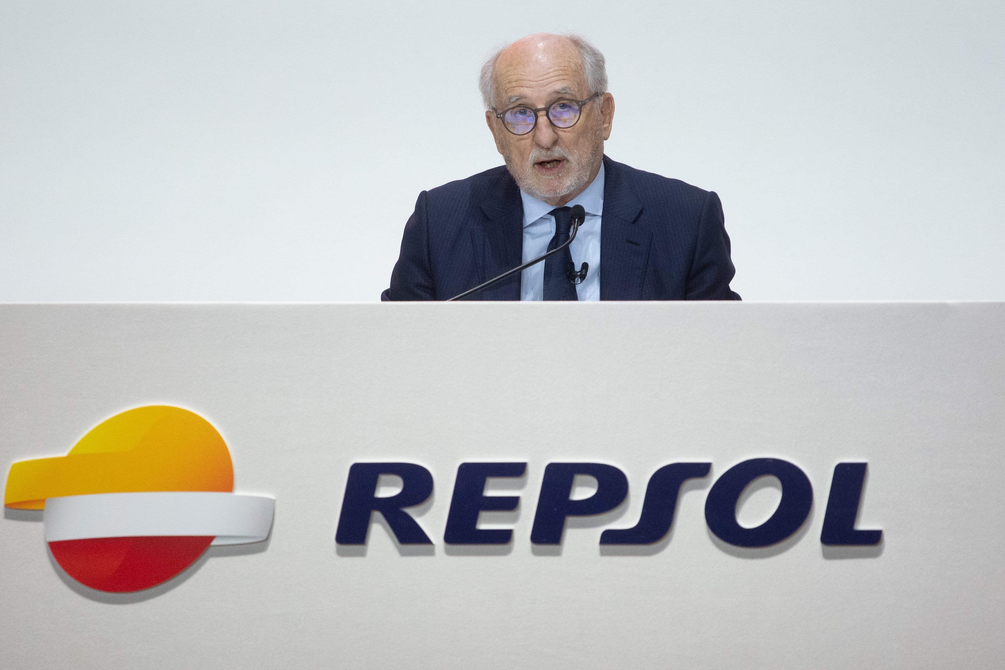 Repsol pide que el coche de combustión compita en igualdad de condiciones con el vehículo eléctrico