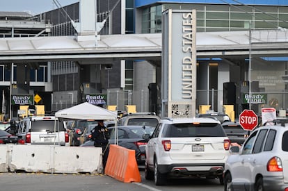 Oficiales aduanales en un punto de revisión en el Puerto de Entrada de San Ysidro en Tijuana, México, el pasado 29 de noviembre.