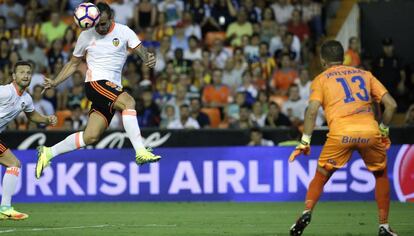 Alcácer en el primer partido de la temporada en Valencia ante Las Palmas.